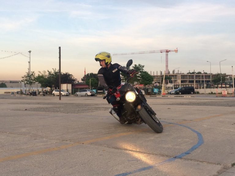 motosiklet eğitimi kapalı alanda ehliyet çalışması